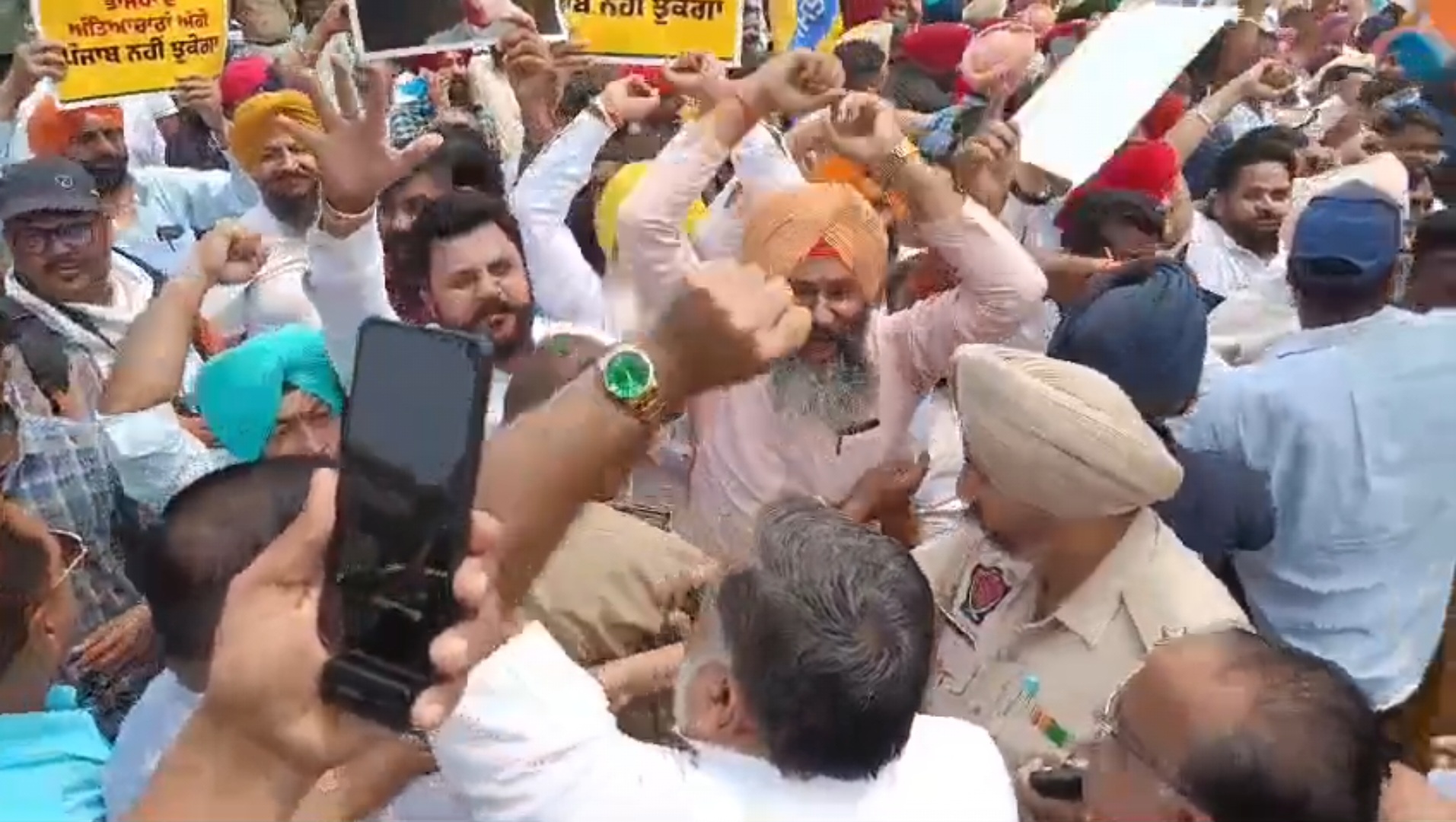 Aap ਅਤੇ ਭਾਜਪਾ ਆਗੂ ਹੋਏ ਆਹਮੋ ਸਾਹਮਣੇ। screenshot 20260510 221323 whatsappbusiness