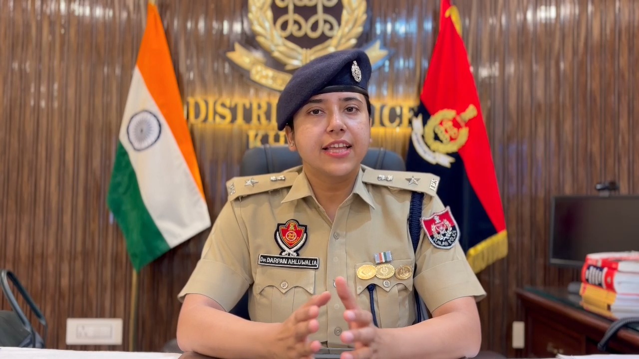 ਖੰਨਾ ਵਿੱਚ ਕਾਲੀਆਂ ਫਿਲਮਾਂ, ਜਾਲੀਆਂ ਅਤੇ ਗੈਰ-ਕਾਨੂੰਨੀ ਹੂਟਰਾਂ ਖ਼ਿਲਾਫ਼ SSP ਡਾ. ਦਰਪਣ ਆਹਲੂਵਾਲੀਆ ਦਾ ਸਖ਼ਤ ਐਕਸ਼ਨ Ssp khanna dr darpan Ahluwalia