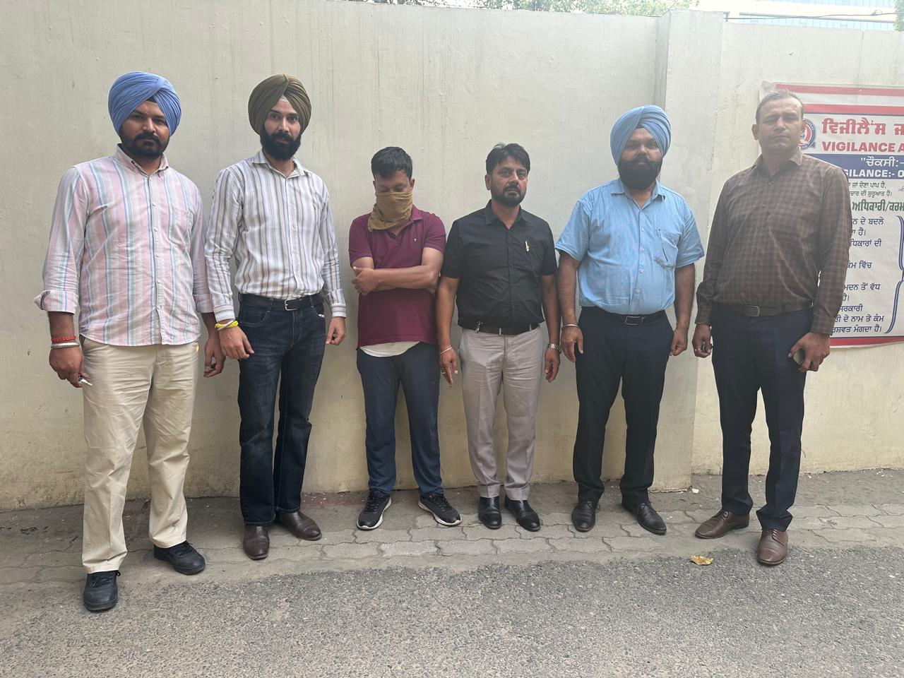 ਵਿਜੀਲੈਂਸ ਬਿਊਰੋ ਦੀ ਵੱਡੀ ਕਾਰਵਾਈ, 1 ਲੱਖ ਰੁਪਏ ਰਿਸ਼ਵਤ ਲੈਂਦਾ ਸਹਾਇਕ ਰਜਿਸਟਰਾਰ ਨਿਖਿਲ ਗਰਗ ਰੰਗੇ ਹੱਥੀਂ ਕਾਬੂ Sub registrar arrested by vigilance